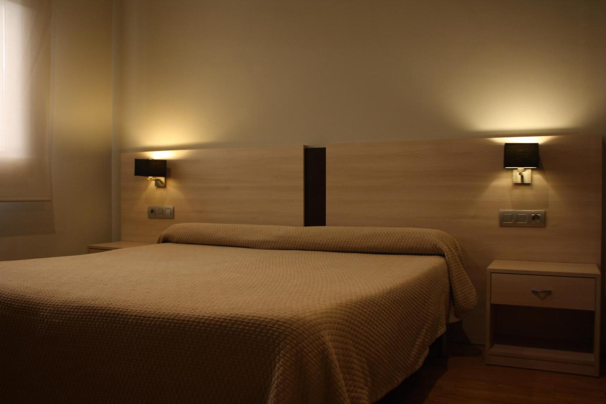 Hostal Crisami Solsona Extérieur photo