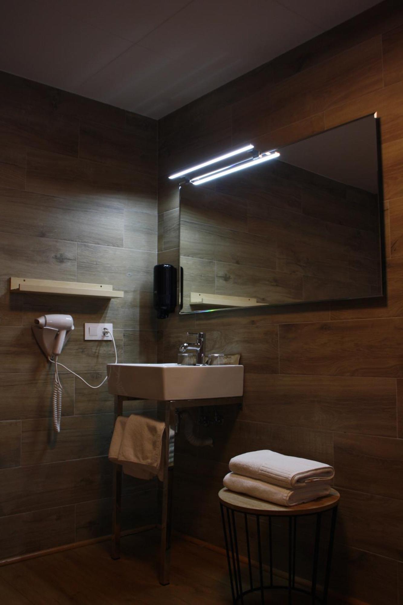Hostal Crisami Solsona Extérieur photo